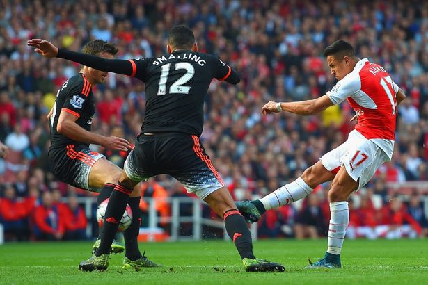 Alexis saca un disparo en un encuentro frente a los Red Devils