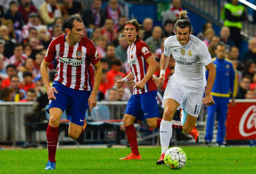 Bale corre con el balón frente al Atleti