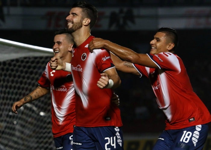 Jugadores de Veracruz celebran el tanto del triunfo