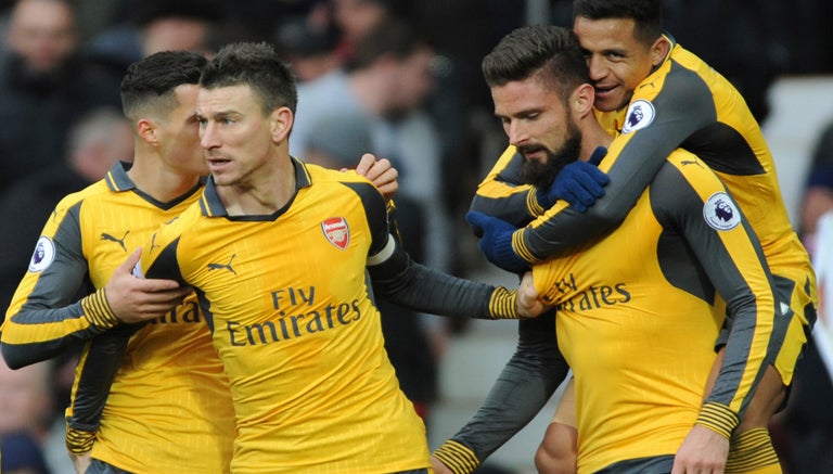 Giroud, felicitado por sus compañeros tras su gol en Old Trafford 