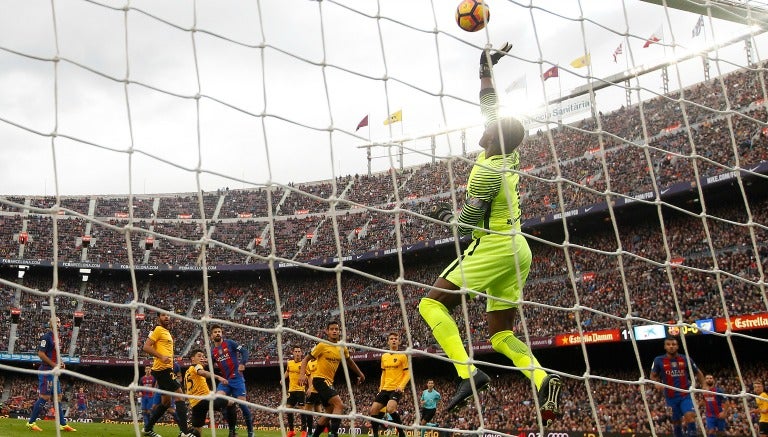 Kameni ataja un remate de Piqué en Camp Nou 