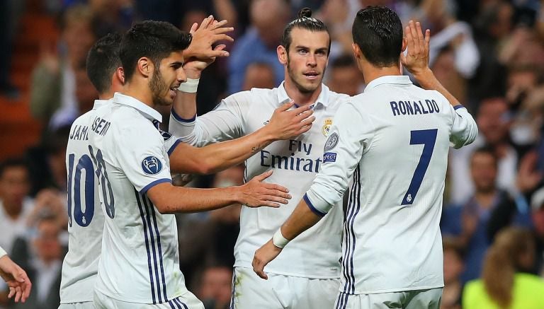 Gareth Bale celebra un gol junto a sus compañeros del Real Madrid