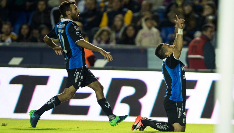 Jugadores de Gallos celebran el gol de la victoria