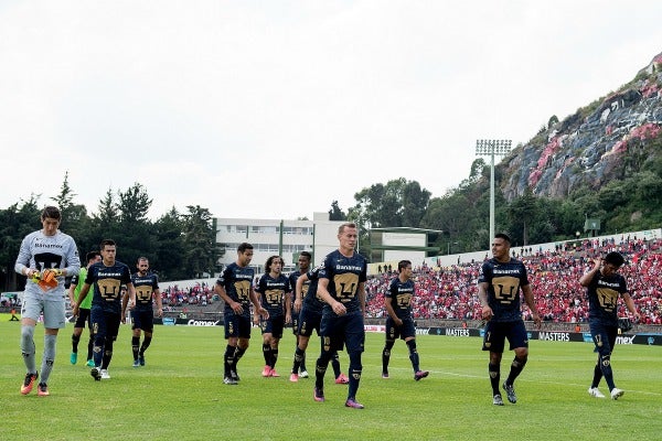 Los jugadores de Pumas salen del campo tras caer frente a Toluca