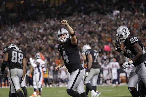 Derek Carr celebrando triunfo frente a Denver