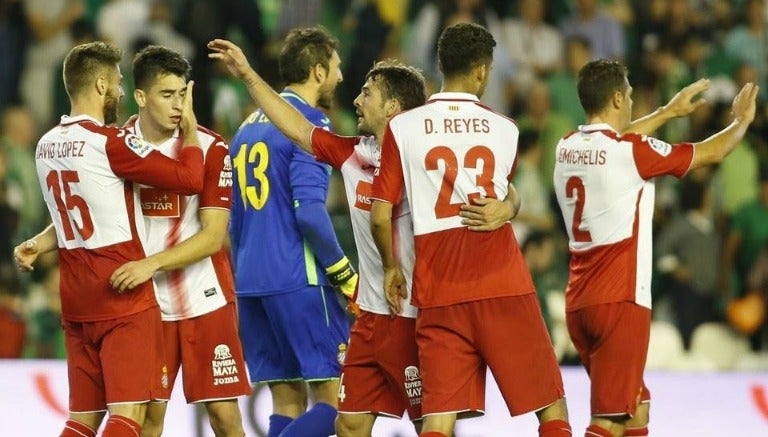 Reyes y sus compañeros festejan la victoria en La Liga