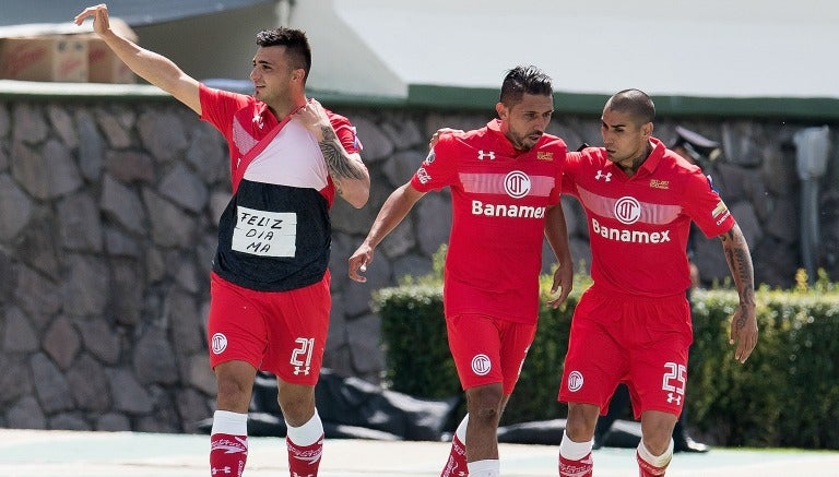 Triverio celebra un tanto con los Diablos en Liga MX