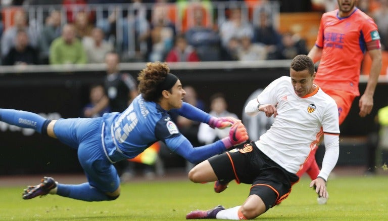 Memo Ochoa hace una gran atajada contra el Valencia 