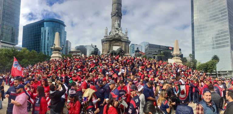 Afición de los Texans en el Ángel de la Indpendencia