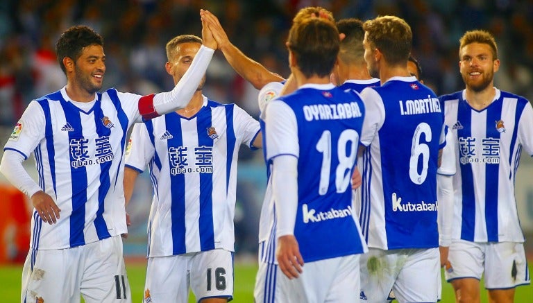 Carlos Vela y sus compañeros celebran un triunfo de la Real 