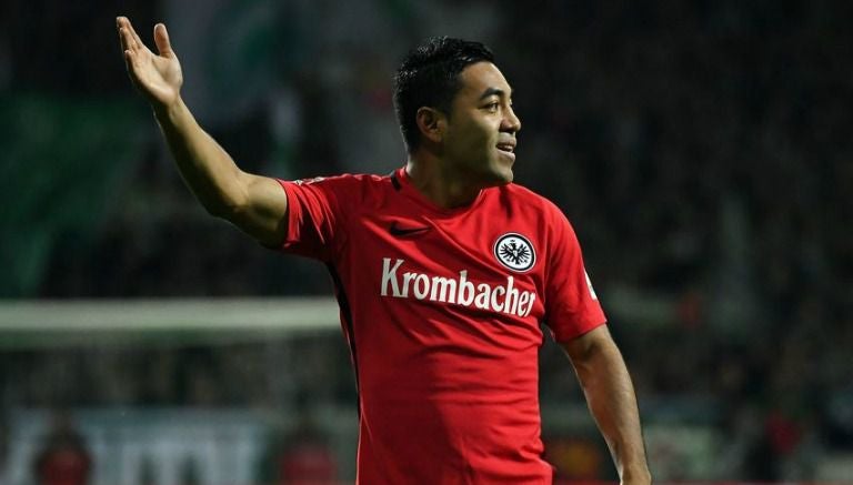 Marco Fabián levanta la mano en el juego Werder Bremen vs Frankfurt