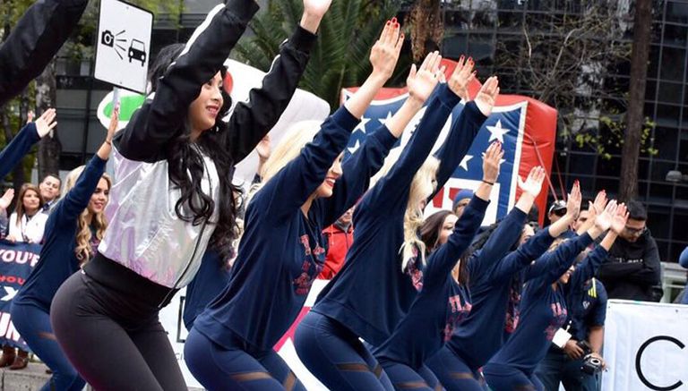 Porristas de Texans y Raiders realizan yoga