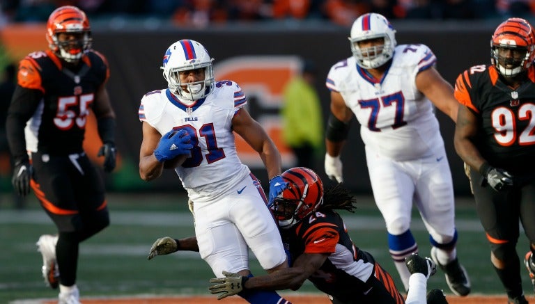 Jonathan Dowlin acarreando un balón para Buffalo