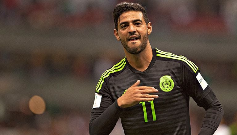 Carlos Vela festeja en un partido del Tri 