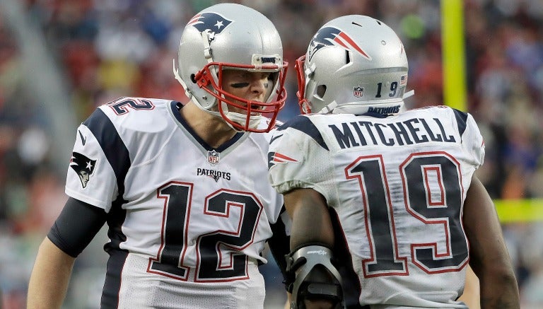 Tom Brady festeja con Mitchell un TD de los Patriotas