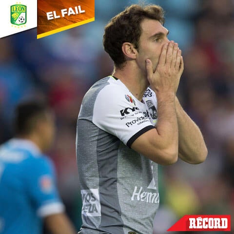 Mauro Boselli se lamenta tras fallar una jugada clara de gol