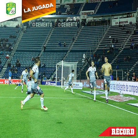 Guillermo Burdisso festeja con sus compañeros el gol frente a Cruz Azul de último minuto