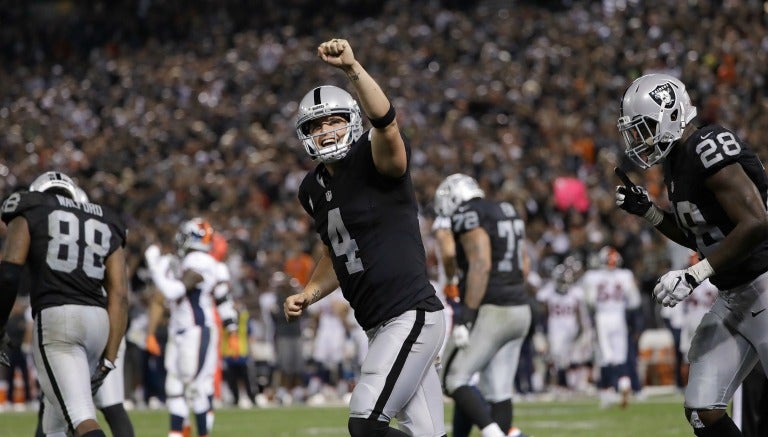 Derek Carr festeja un TD frente a los Broncos de Denver en la Semana 9