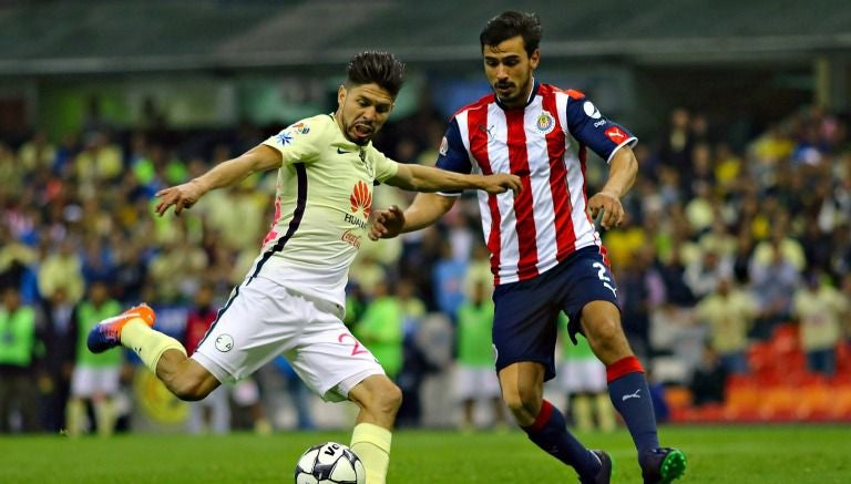 Oribe Peralta y Oswaldo Alanís disputan un balón en un Clásico Nacional