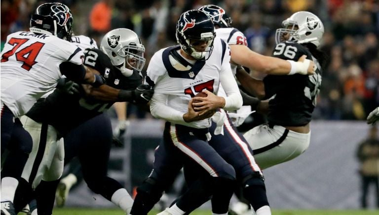 Osweiler durante una jugada frente a Raiders