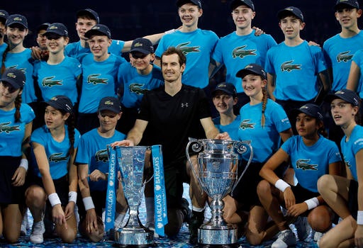 Andy Murray posa con sus trofeos de Campeón