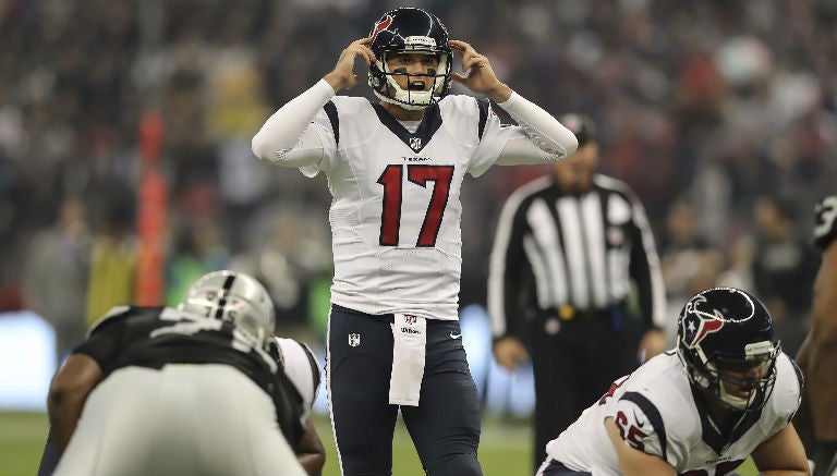 Brock Osweiler le da instrucciones a sus compañeros