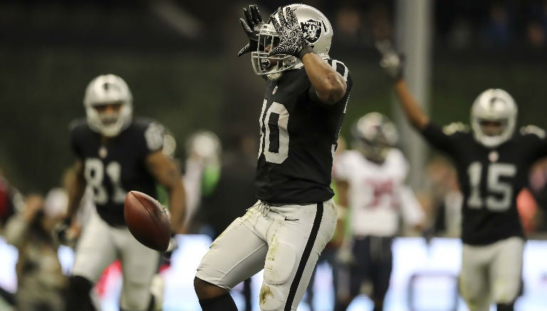 Jalen Richard festeja un TD