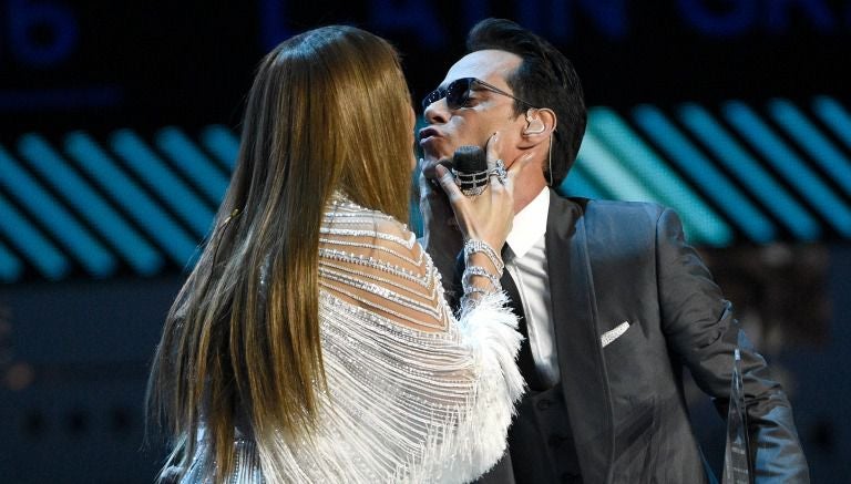 Marc Anthony le da un beso a su exesposa, Jennifer López