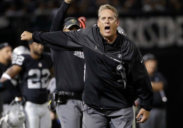 Jack del Río, HeadCoach de los Raiders de Oakland da indicaciones