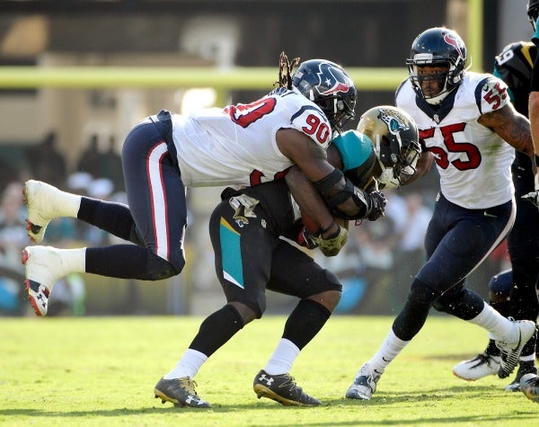 Jadeveon Clowney de Houston tacklea a un jugador de Jacksonville