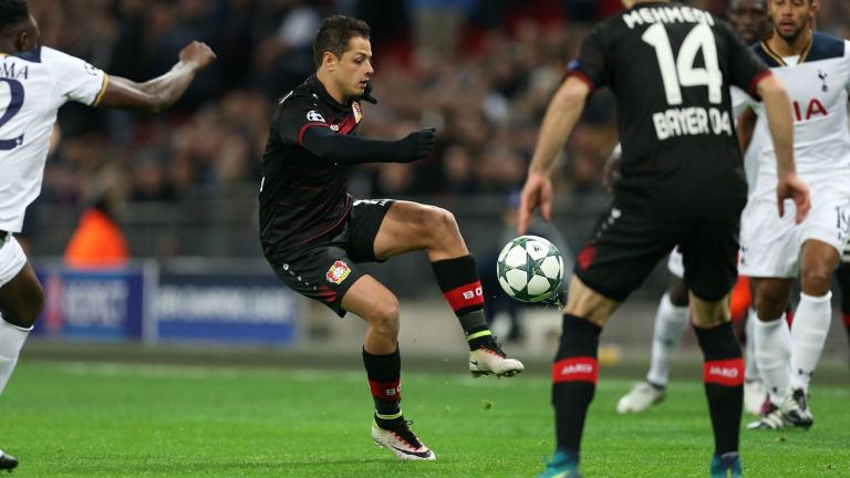 Chicharito saca un disparo en un partido de la Champions