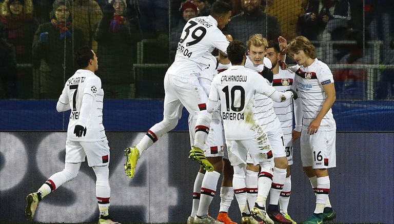 Chicharito celebra con sus compañeros el gol de Volland