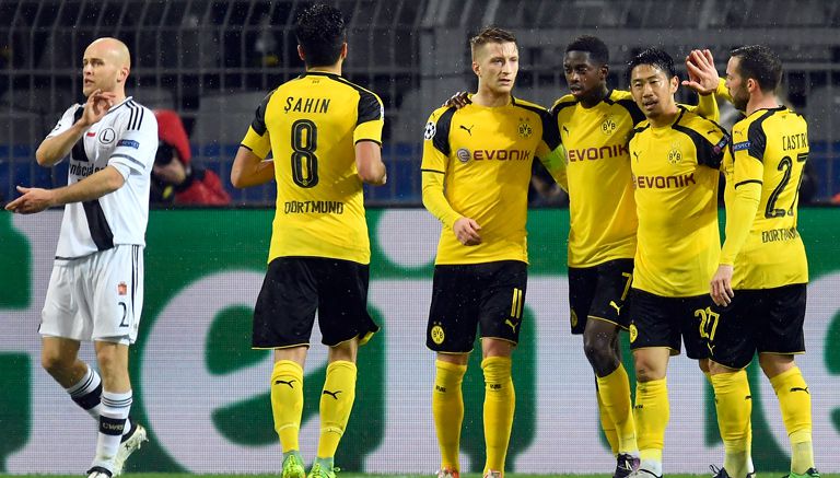 Jugadores del Borussia Dortmund celebran un gol contra Legia