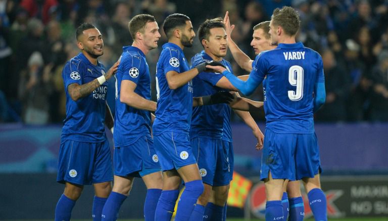 Jugadores del Leicester celebran una anotación contra el Brujas en Champions