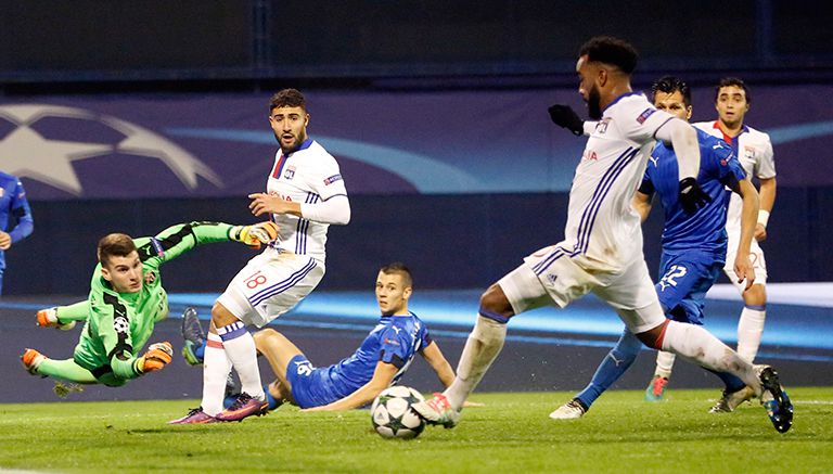 Alexandre Lacazette define a la salida del guardameta para el tanto del Lyon