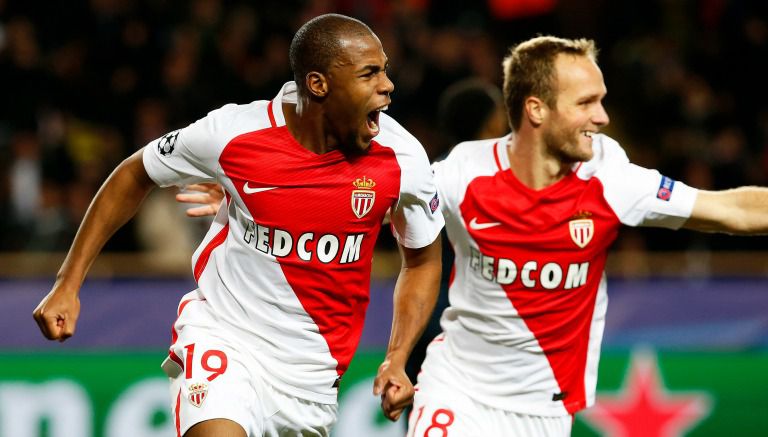 Djibril Sidibe y Valere Germain celebran un gol contra el Tottenham