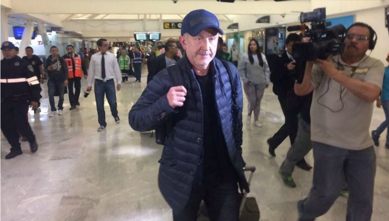 Juan Carlos Osorio a su llegada al AICM para viajar a Rusia