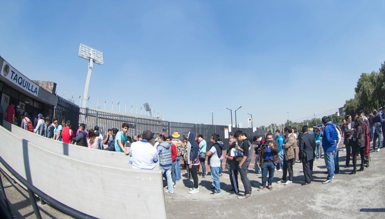 Fila en las taquillas del Olímpico Universitario