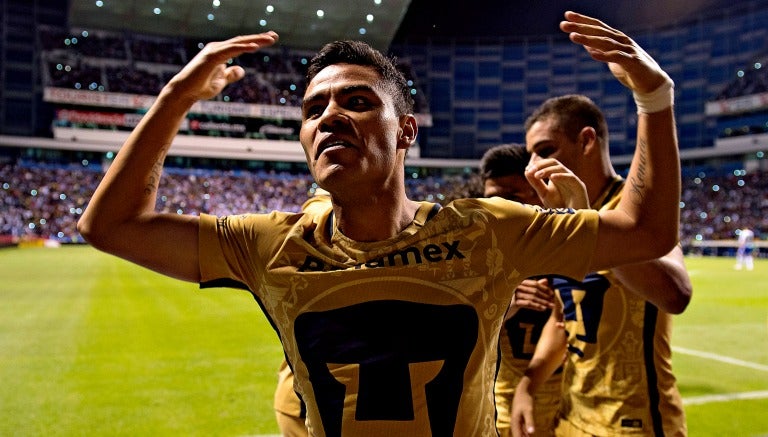 Pablo Barrera festeja un gol con Pumas