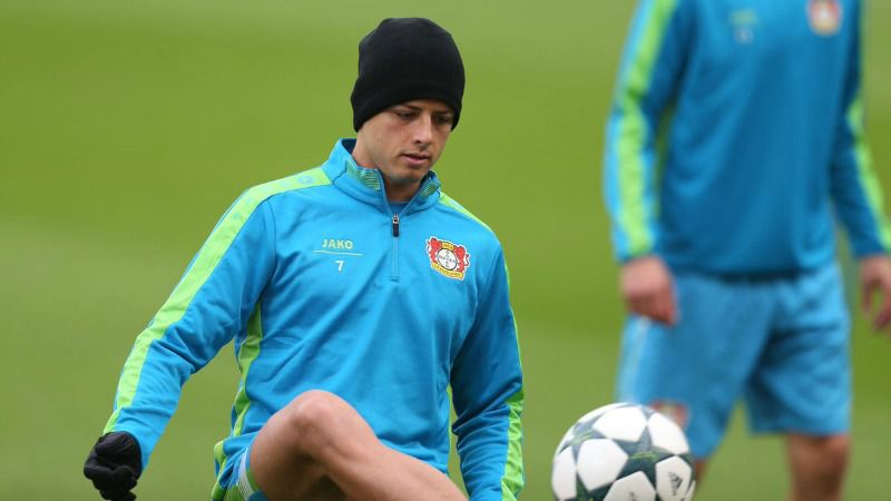 Chicharito durante un entrenamiento con el Bayer Leverkusen