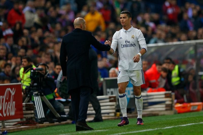 CR7 saluda a Zinedine Zidane tras salir de cambio