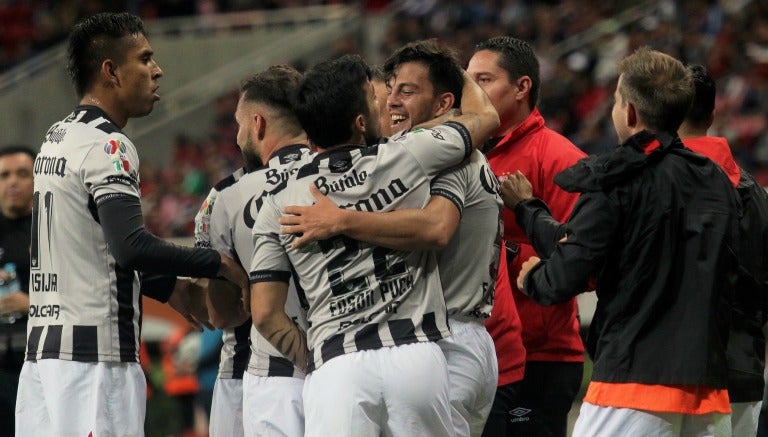 Jugadores del Necaxa celebran tras anotarle a Chivas