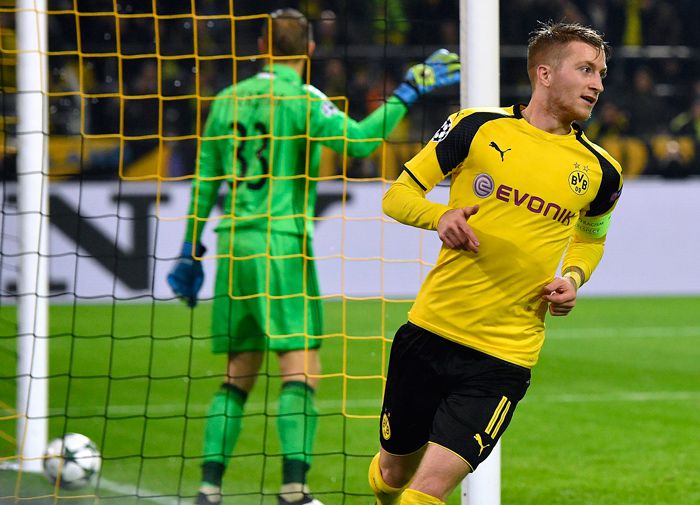 Marco Reus festeja un gol contra Legia