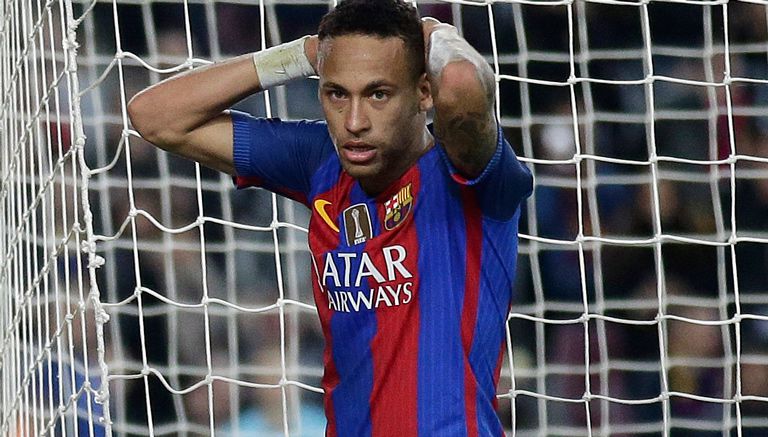 Neymar se lamenta en un juego del Barcelona