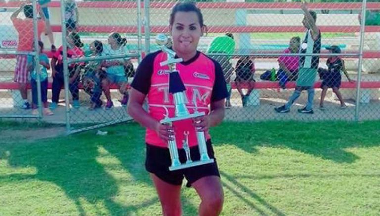 'Hannia' posa con un trofeo tras un torneo