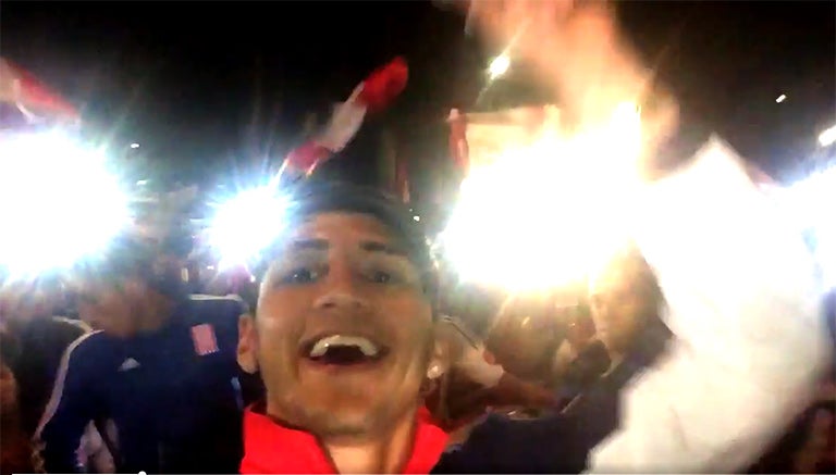 Pulido canta con la afición de Chivas