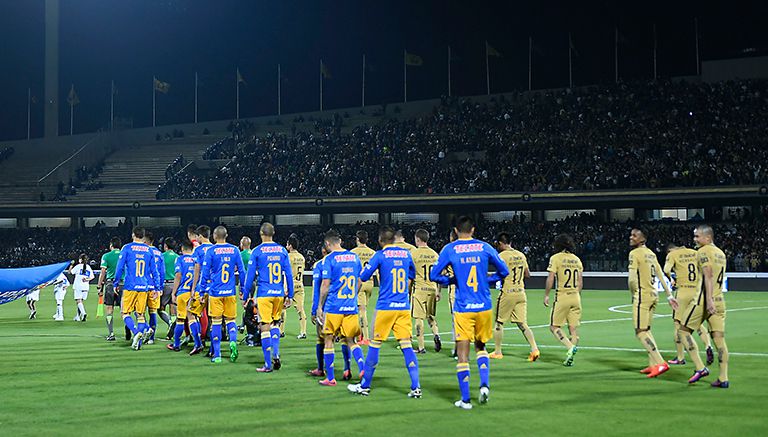 Jugadores de Pumas y Tigres, en protocolo de la Liga MX