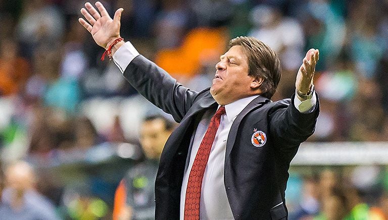 Miguel Herrera da indicaciones en juego contra León