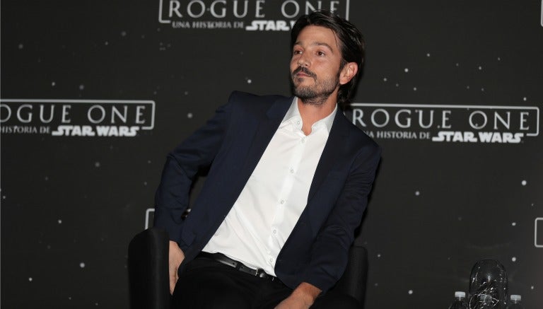 Diego Luna escucha una pregunta de la prensa 