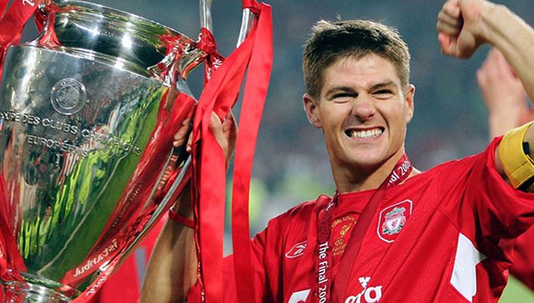 Steven Gerrard alza la 'Orejona' tras ganar la Champions